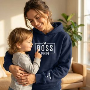 Personalizowana bluza z kapturem Boss Mom  - z imionami dzieci - zamszowy flock